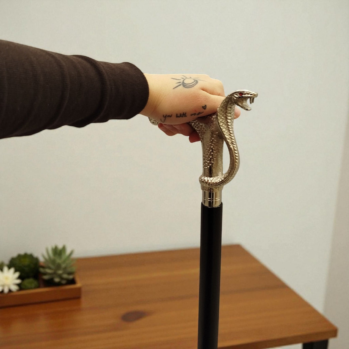 Schlange Spazierstock aus Holz mit silbernem Griff aus Metall