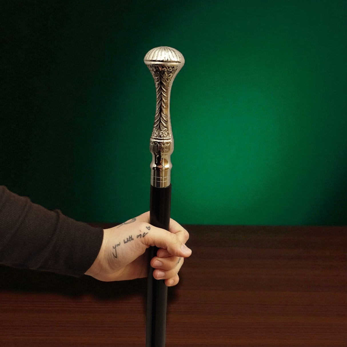 Ornament-Kelch Spazierstock aus Holz mit silbernem Griff aus Metall