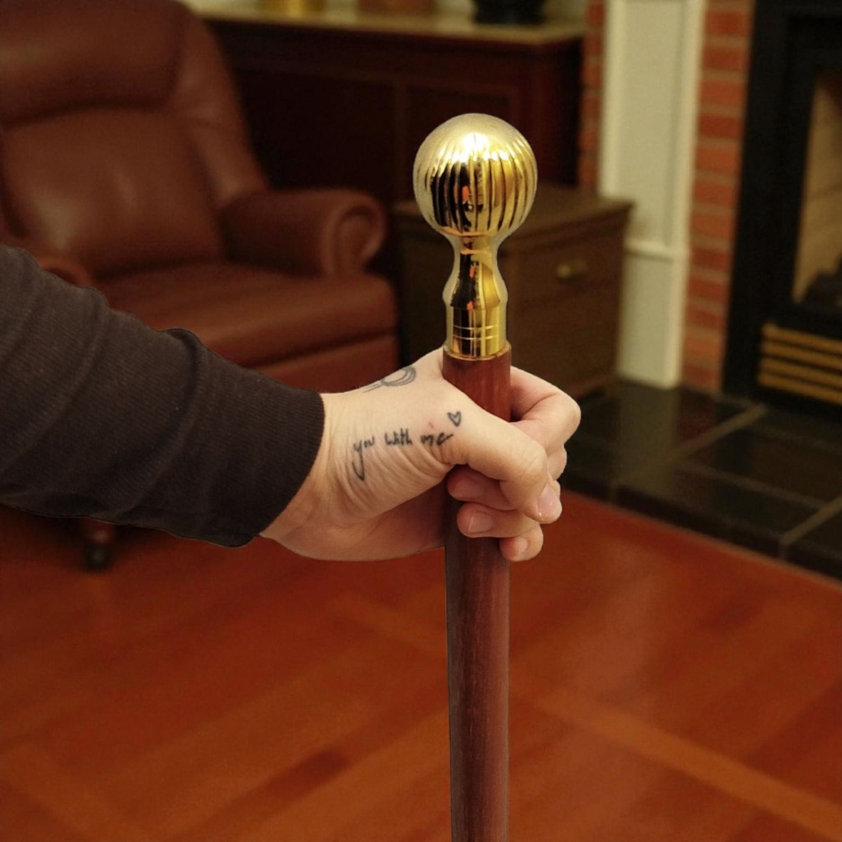 Gerillter Kugelknauf Spazierstock aus Holz mit goldenem Griff aus Metall