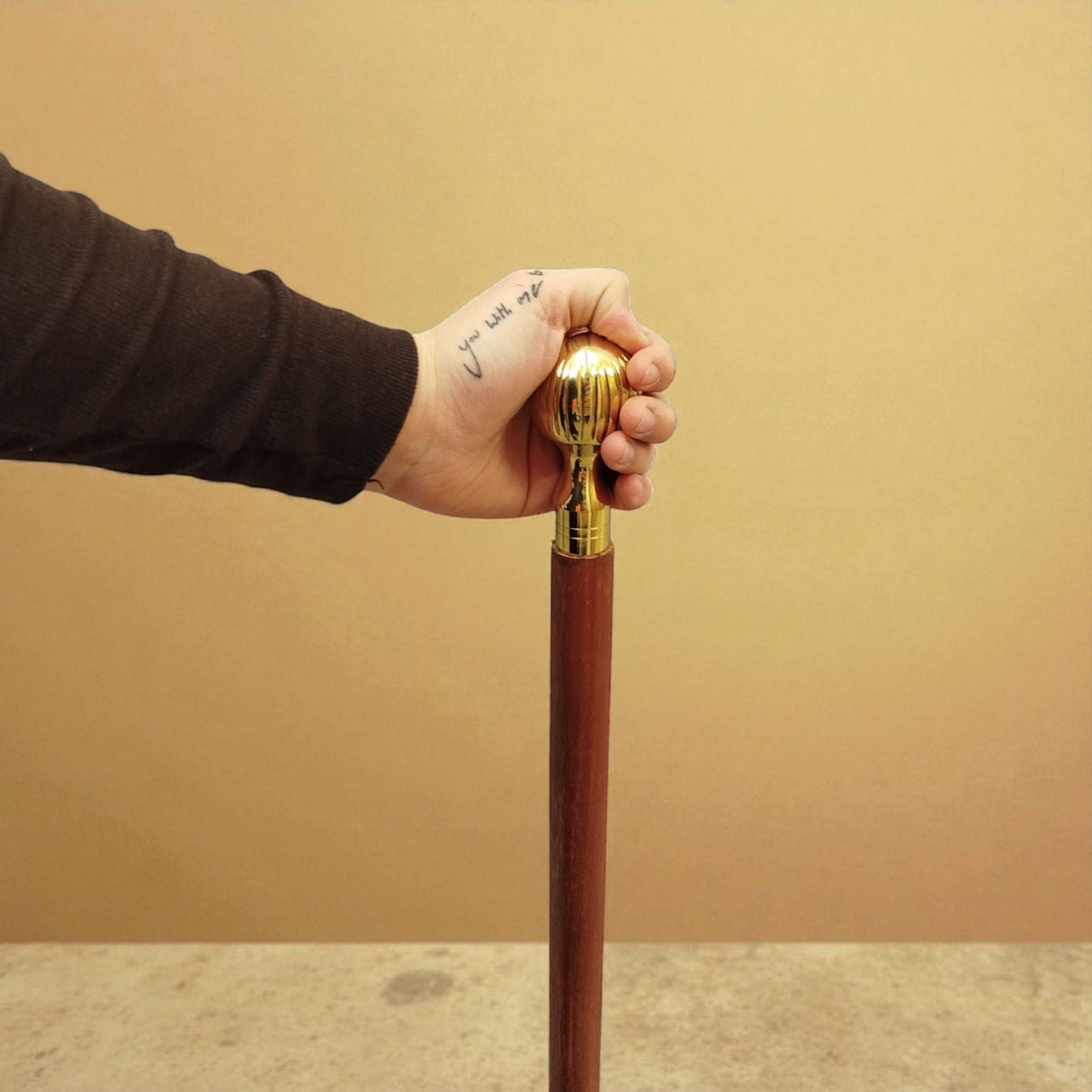 Gerillter Kugelknauf Spazierstock aus Holz mit goldenem Griff aus Metall