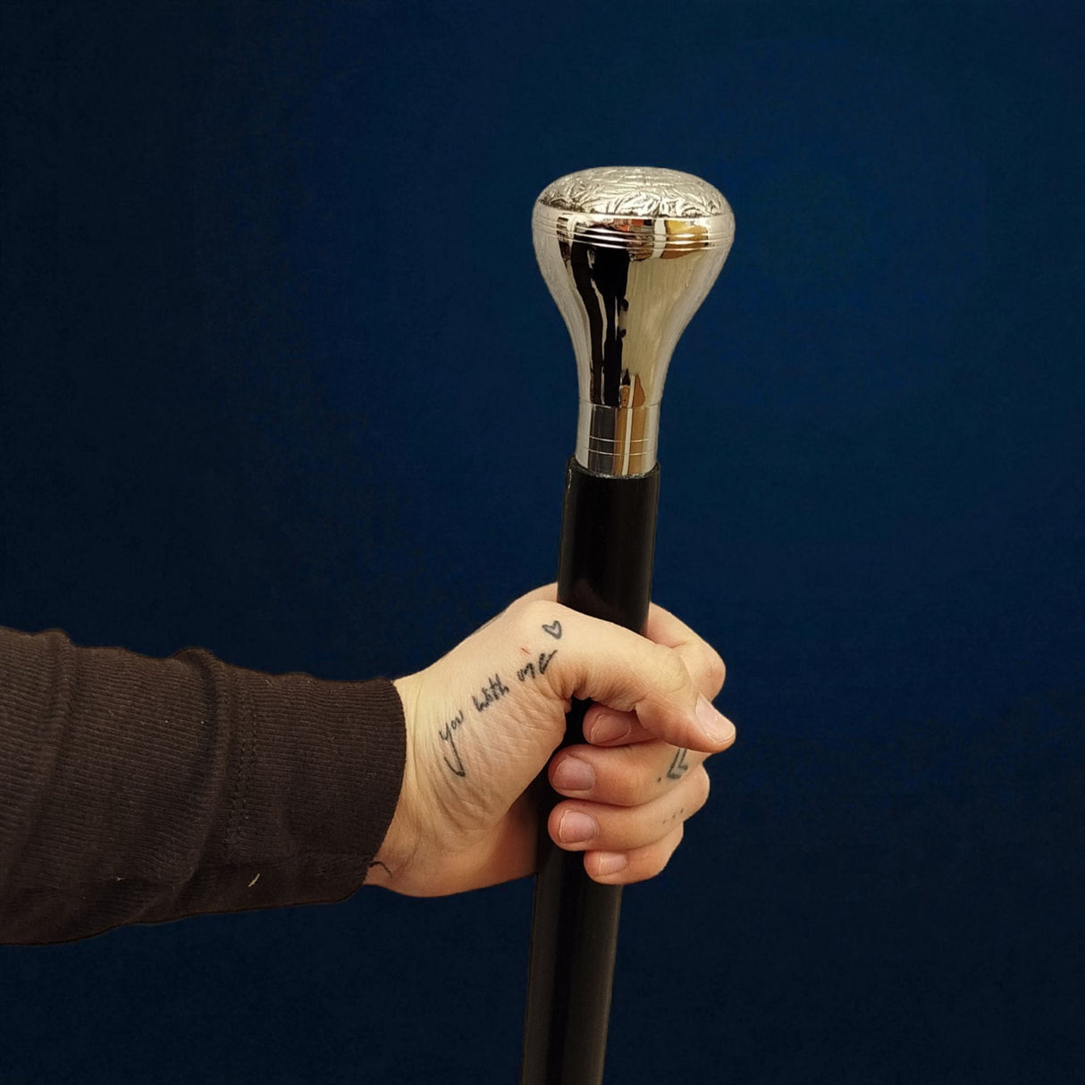 Ornament-Rundknauf Spazierstock aus Holz mit silbernem Griff aus Metall