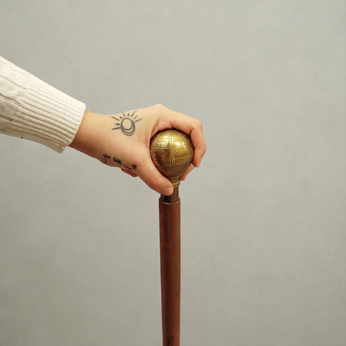 Weltkugel Spazierstock aus Holz mit goldenem Griff aus Messing