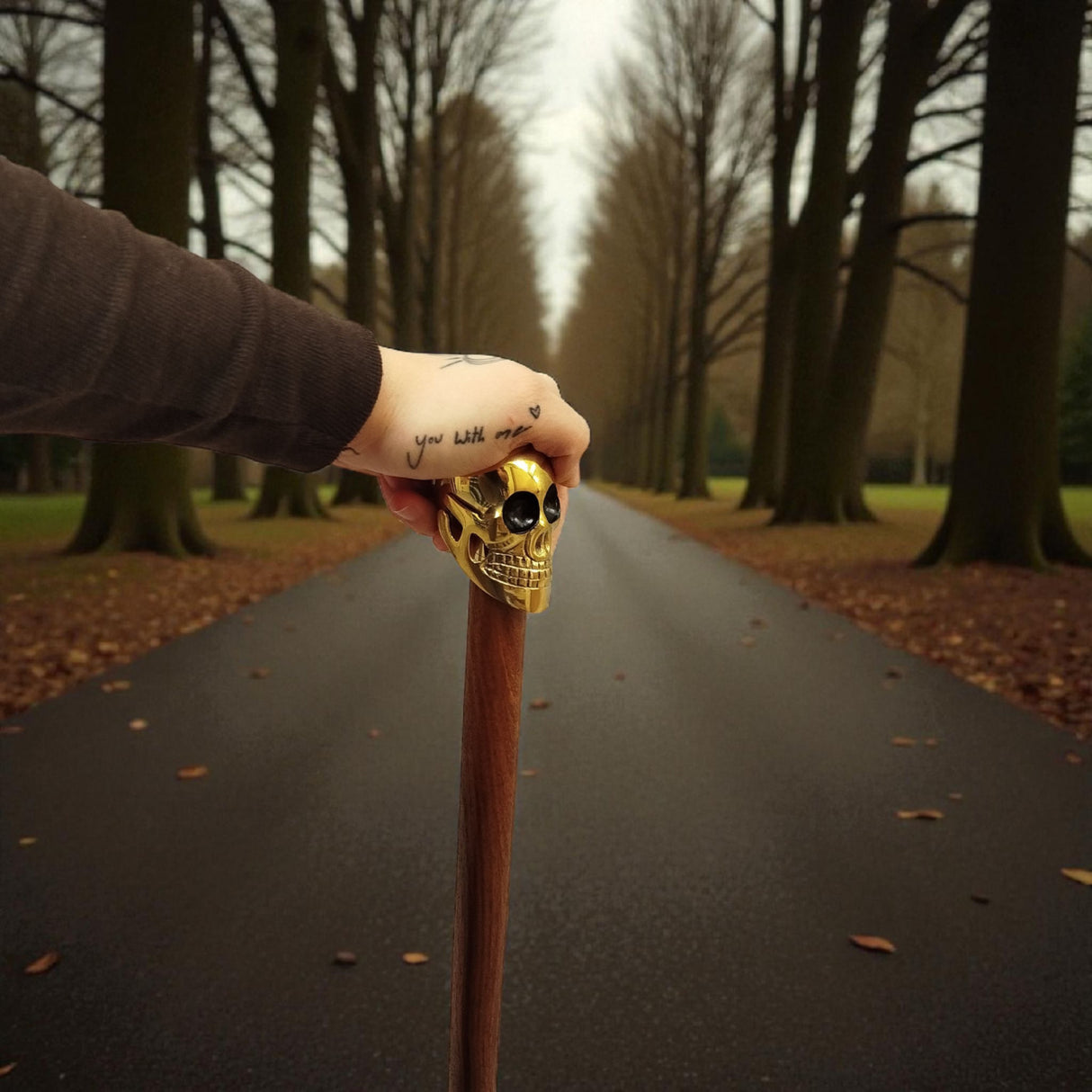 Totenkopf Spazierstock aus Holz mit goldenem Griff aus Metall