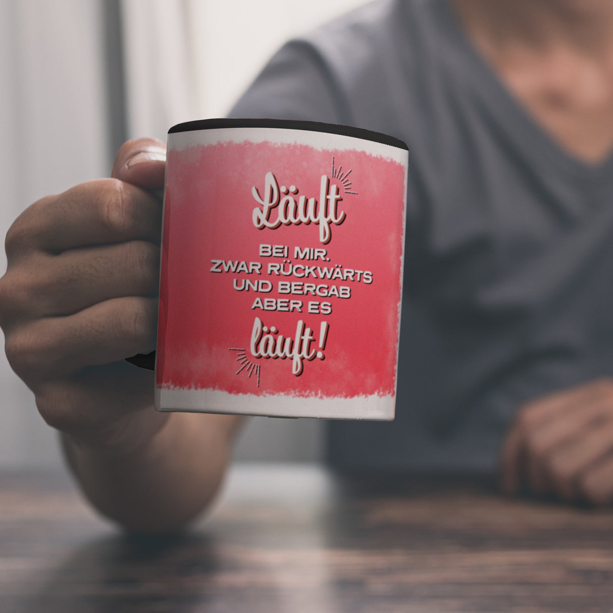 Kaffeebecher mit Spruch: Läuft bei mir. Zwar rückwärts ...