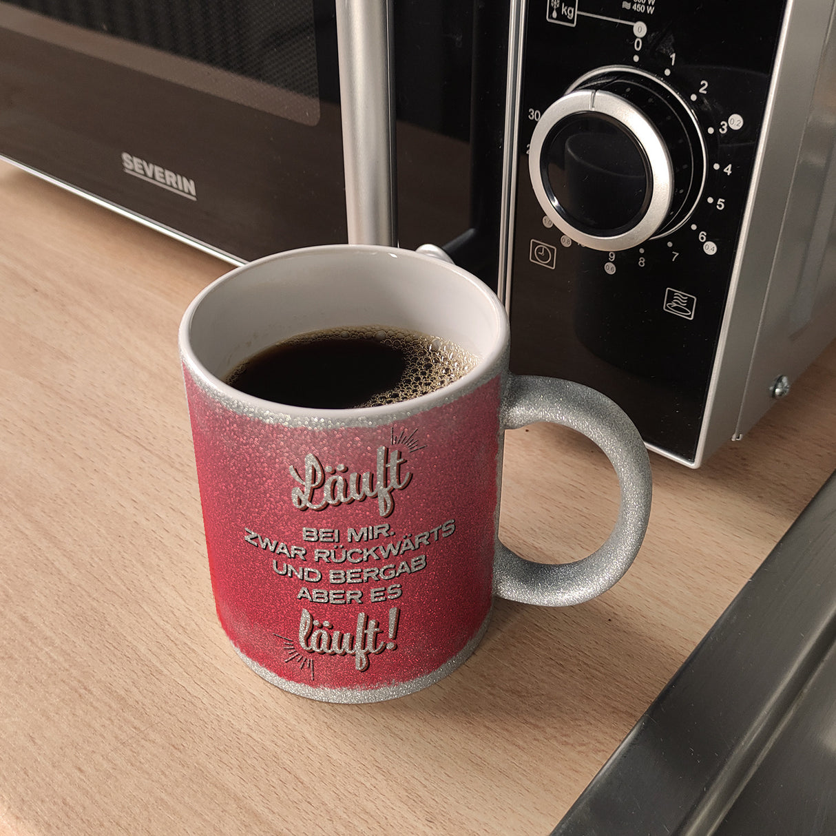 Kaffeebecher mit Spruch: Läuft bei mir. Zwar rückwärts ...