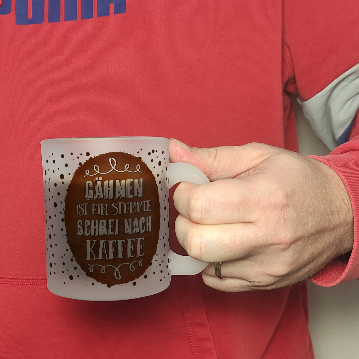 Kaffeebecher mit Spruch: Gähnen ist ein stummer Schrei nach Kaffee