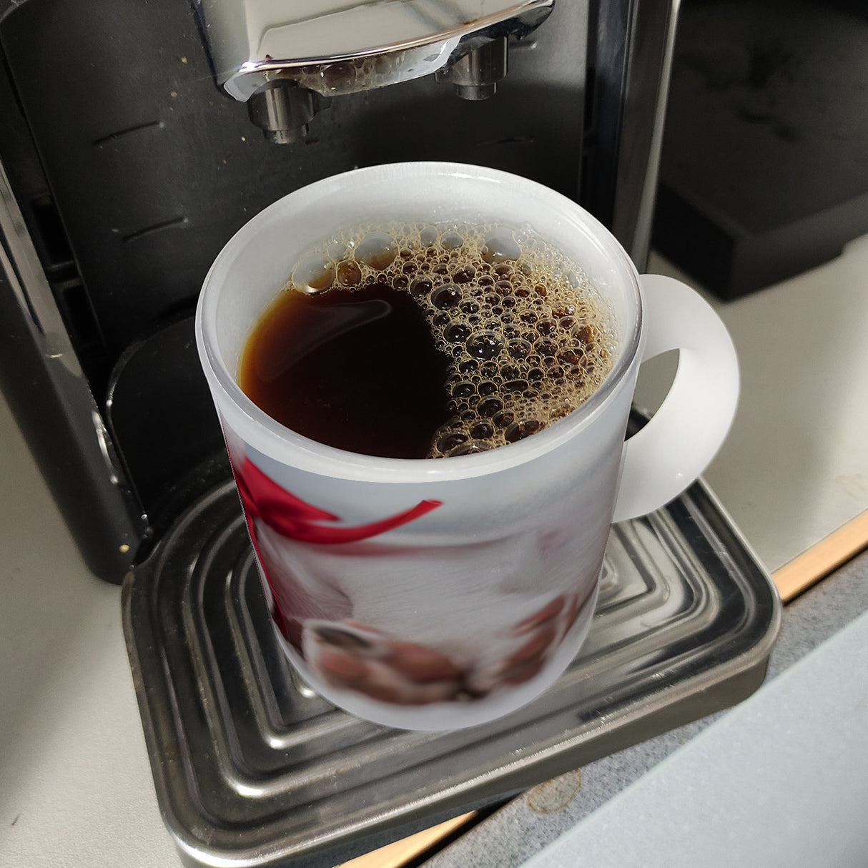 Weihnachtshund Jack mit Nikolausmütze Kaffeebecher
