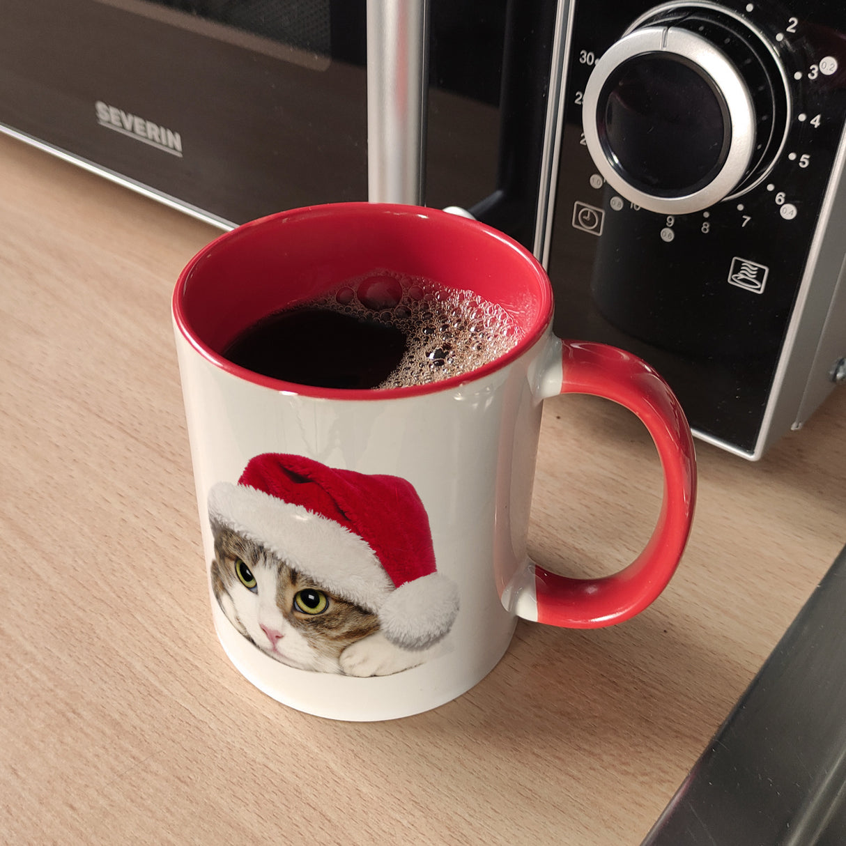 Kaffeebecher mit niedliche Katze und Nikolausmütze