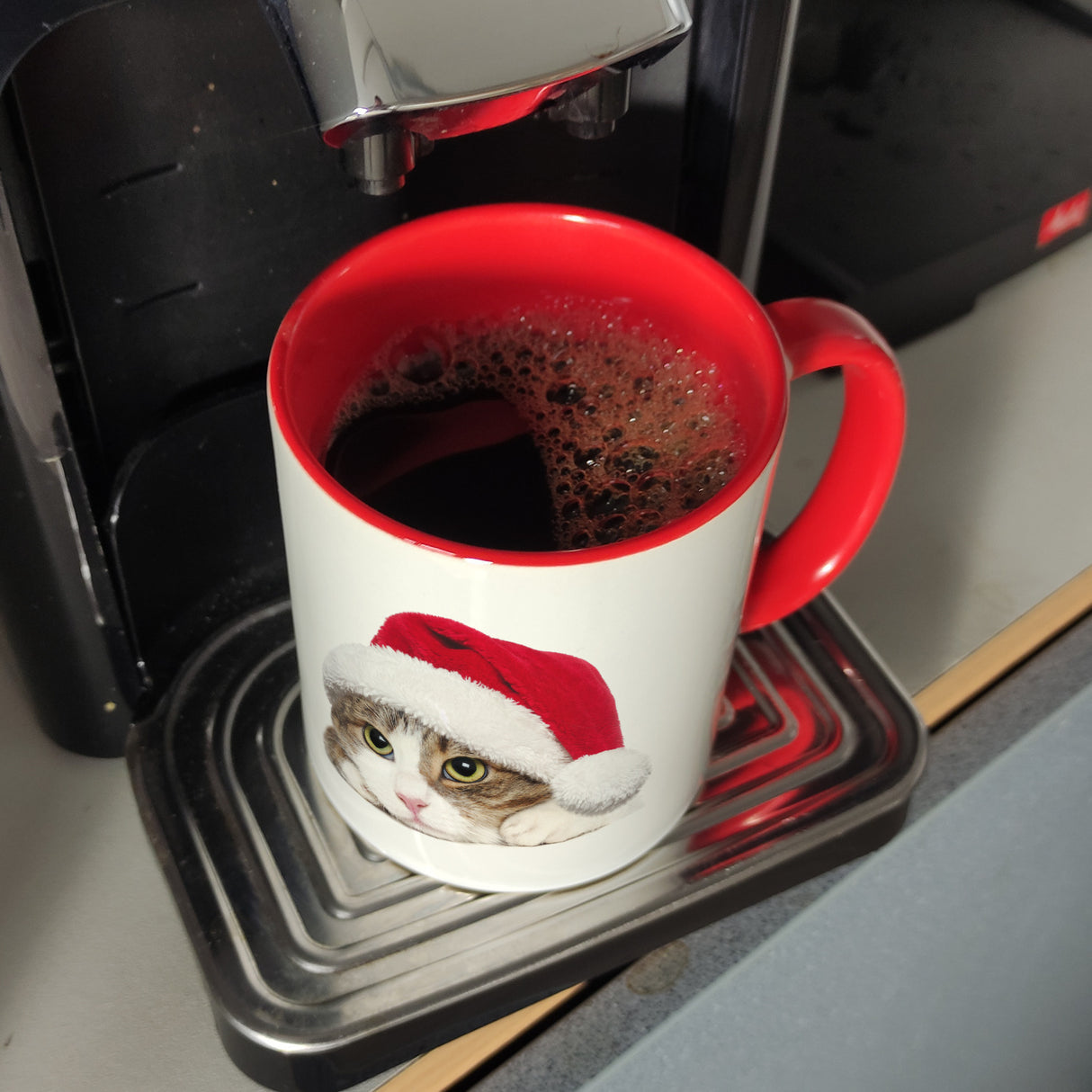Kaffeebecher mit niedliche Katze und Nikolausmütze