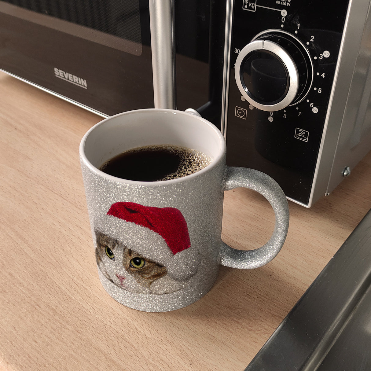 Kaffeebecher mit niedliche Katze und Nikolausmütze