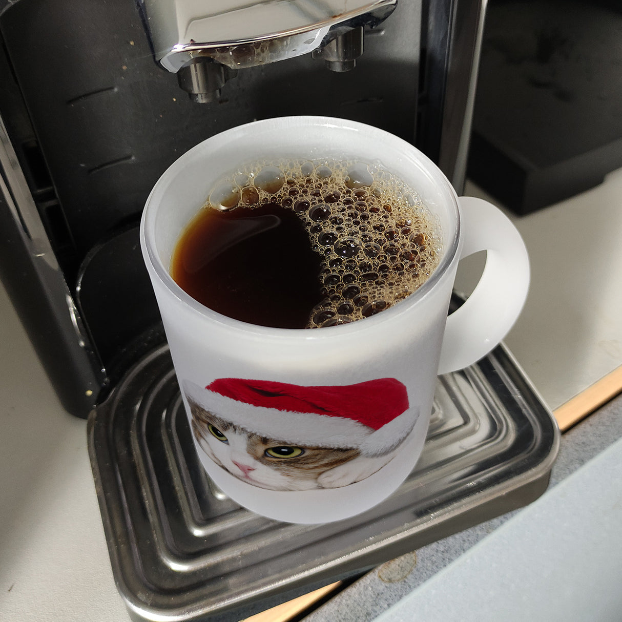 Kaffeebecher mit niedliche Katze und Nikolausmütze