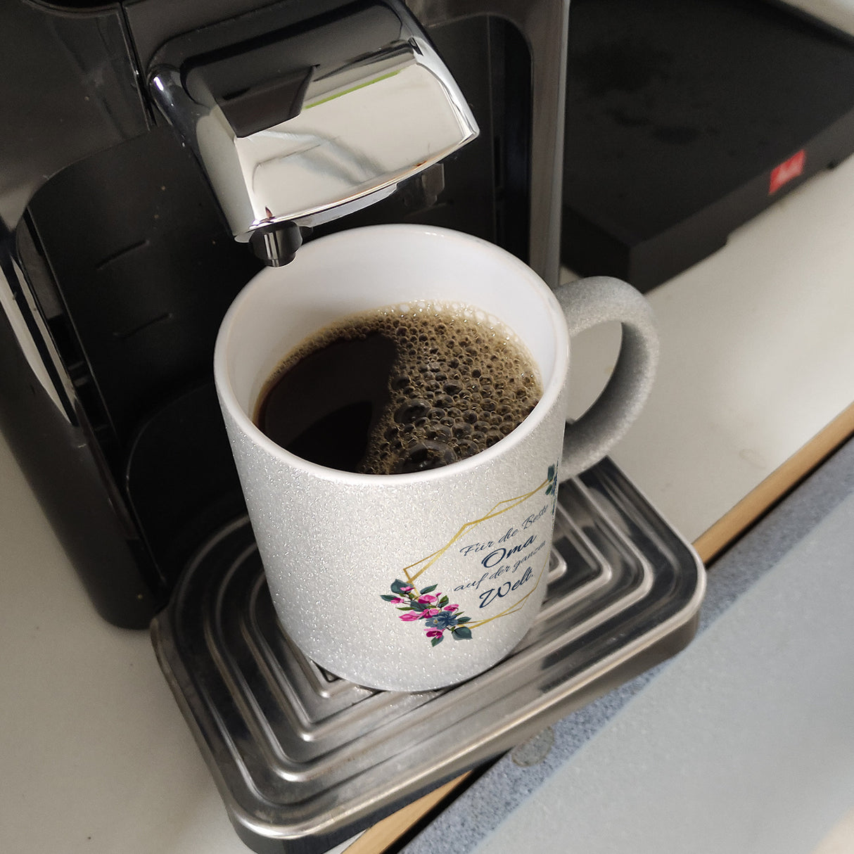 Für die Beste Oma auf der ganzen Welt Kaffeebecher mit Goldrahmen und Blumen