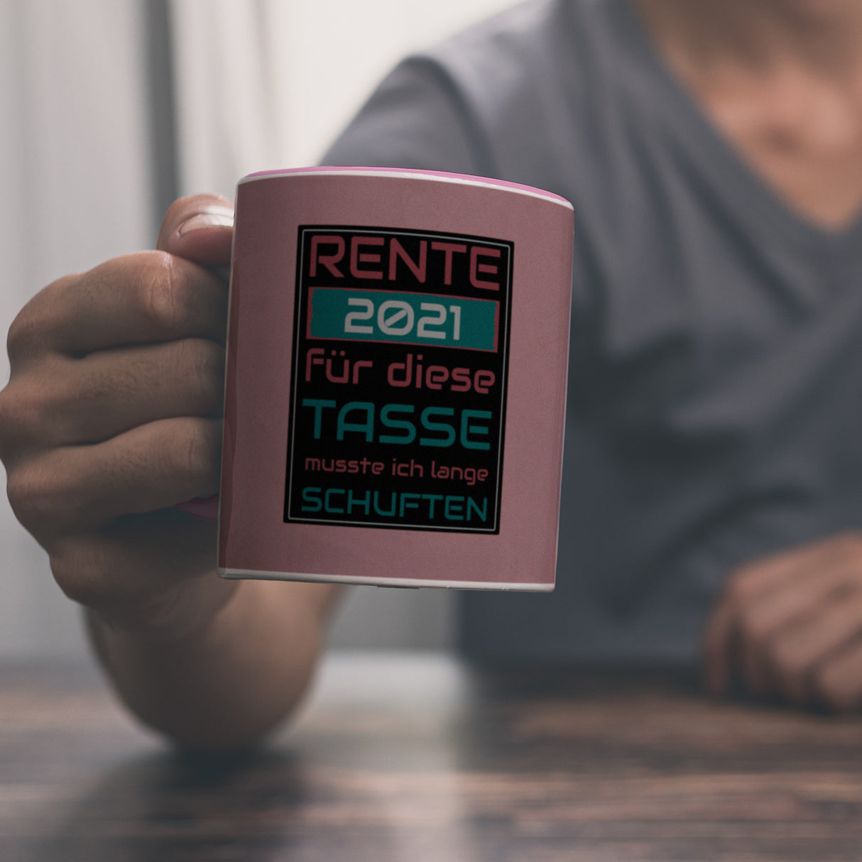 Rente Kaffeebecher - dafür musste ich lange arbeiten - Vintage Tasse bedruckt im retro Stil mit Rentner Spruch - spülmaschinenfest und mikrowellengeeignet bei 330ml Inhalt