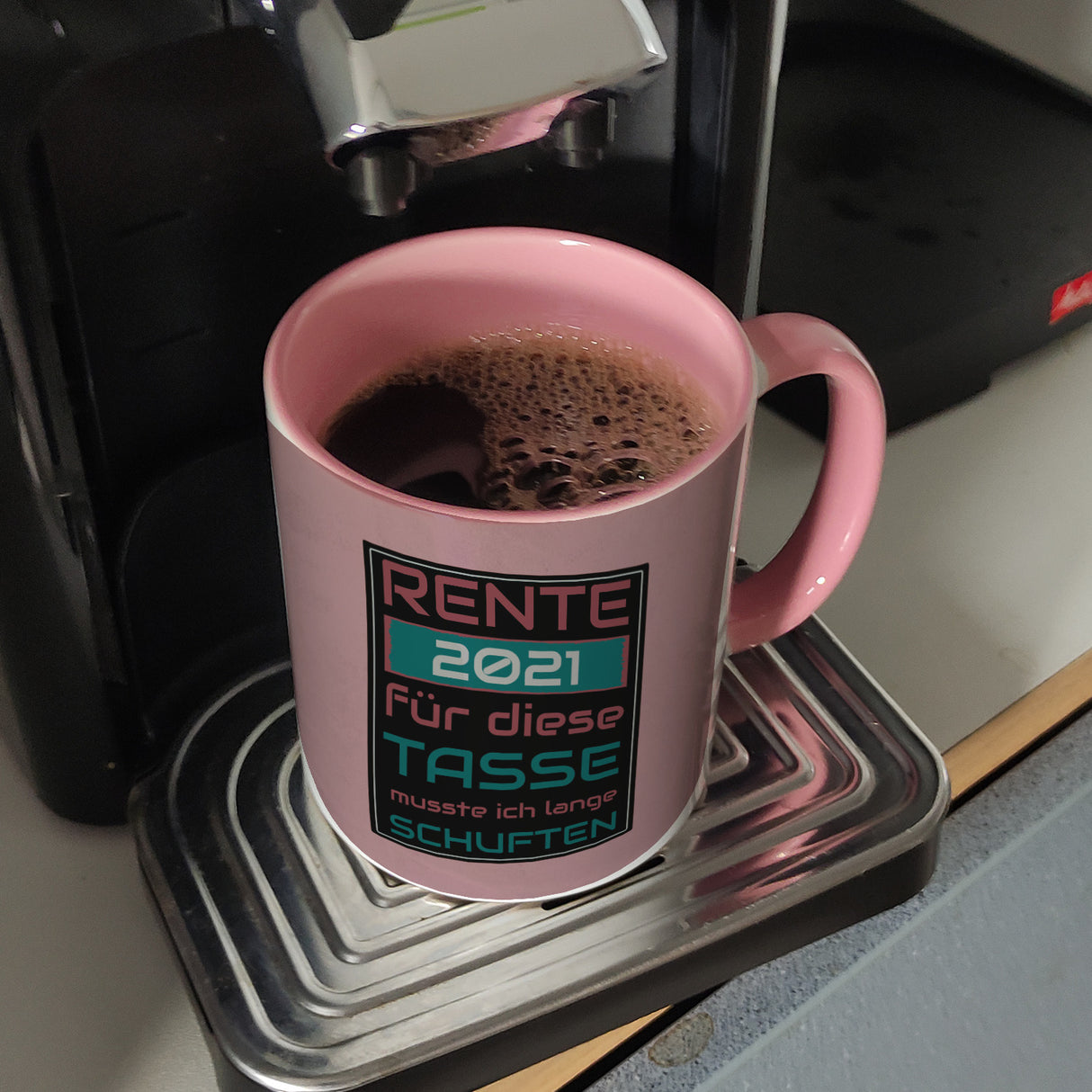 Rente Kaffeebecher - dafür musste ich lange arbeiten - Vintage Tasse bedruckt im retro Stil mit Rentner Spruch - spülmaschinenfest und mikrowellengeeignet bei 330ml Inhalt