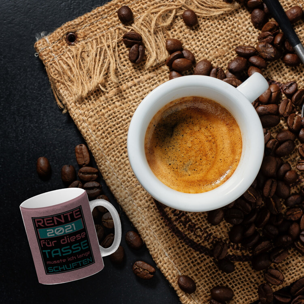 Rente Kaffeebecher - dafür musste ich lange arbeiten - Vintage Tasse bedruckt im retro Stil mit Rentner Spruch - spülmaschinenfest und mikrowellengeeignet bei 330ml Inhalt