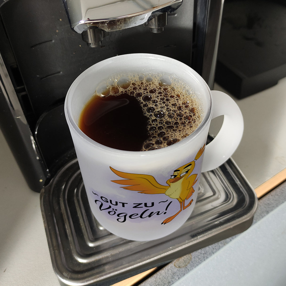 Gut zu Vögeln Kaffeebecher mit lustigem Vögelchen und Spruch
