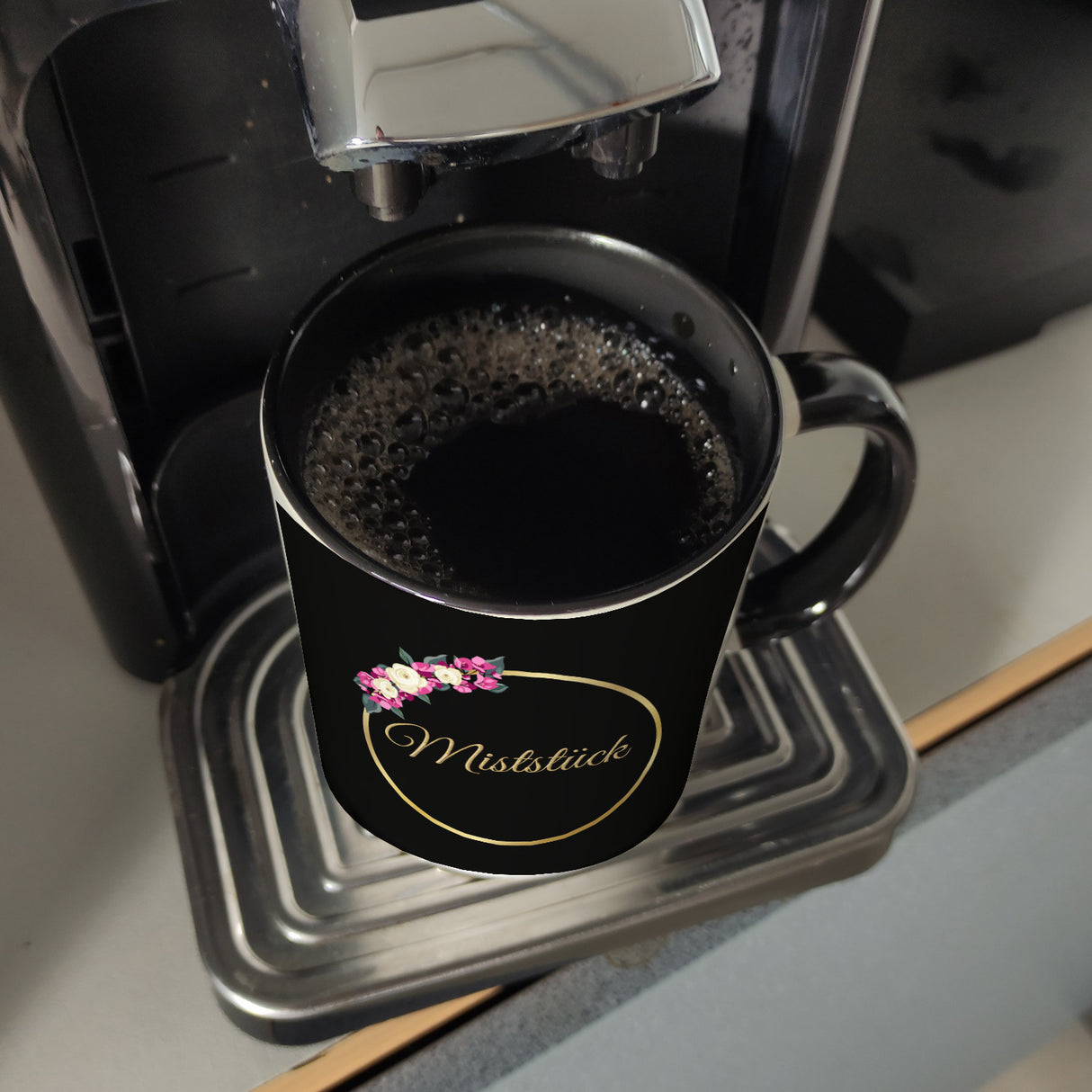 Kaffeebecher Miststück mit Goldrahmen und Blumen Schimpfwort-Tasse