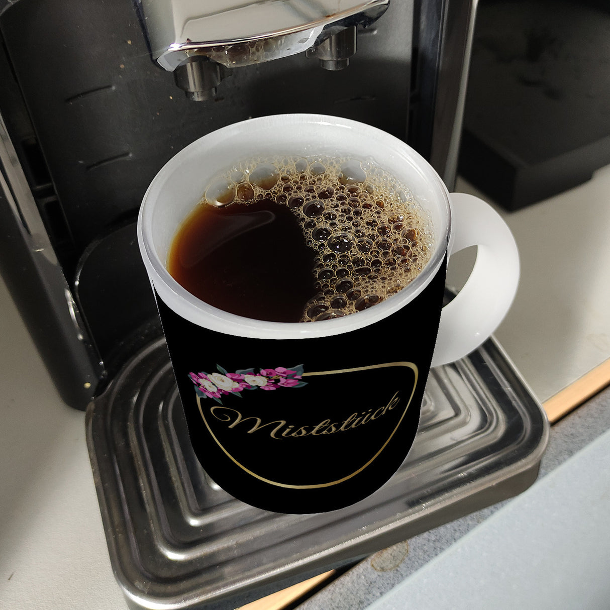 Kaffeebecher Miststück mit Goldrahmen und Blumen Schimpfwort-Tasse