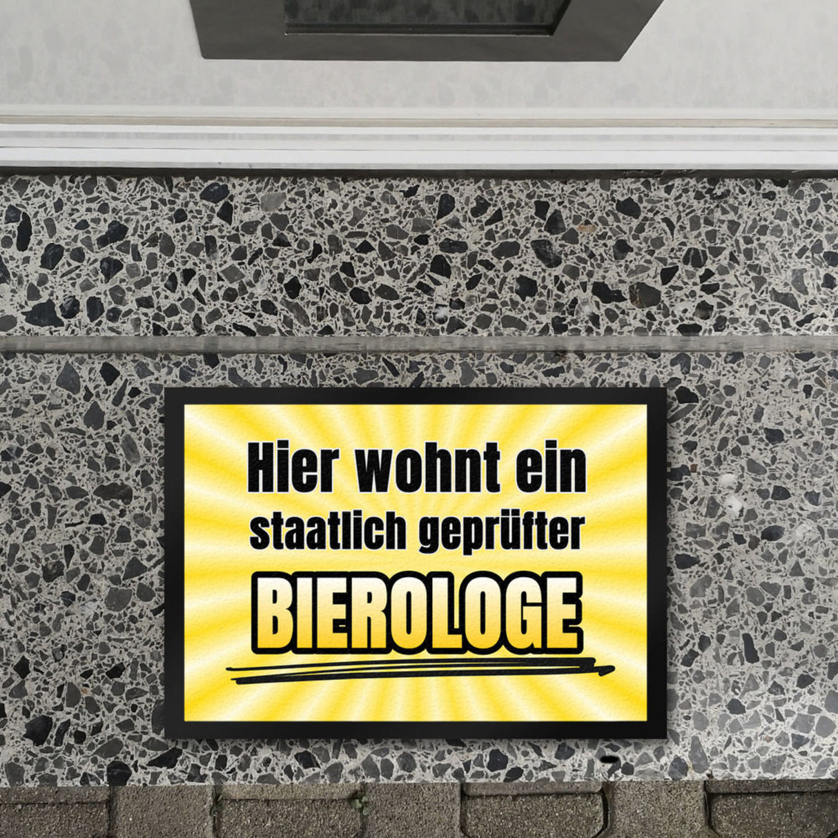 Hier wohnt ein staatlich geprüfter Bierologe Fußmatte in 35x50 cm im Bierdesign