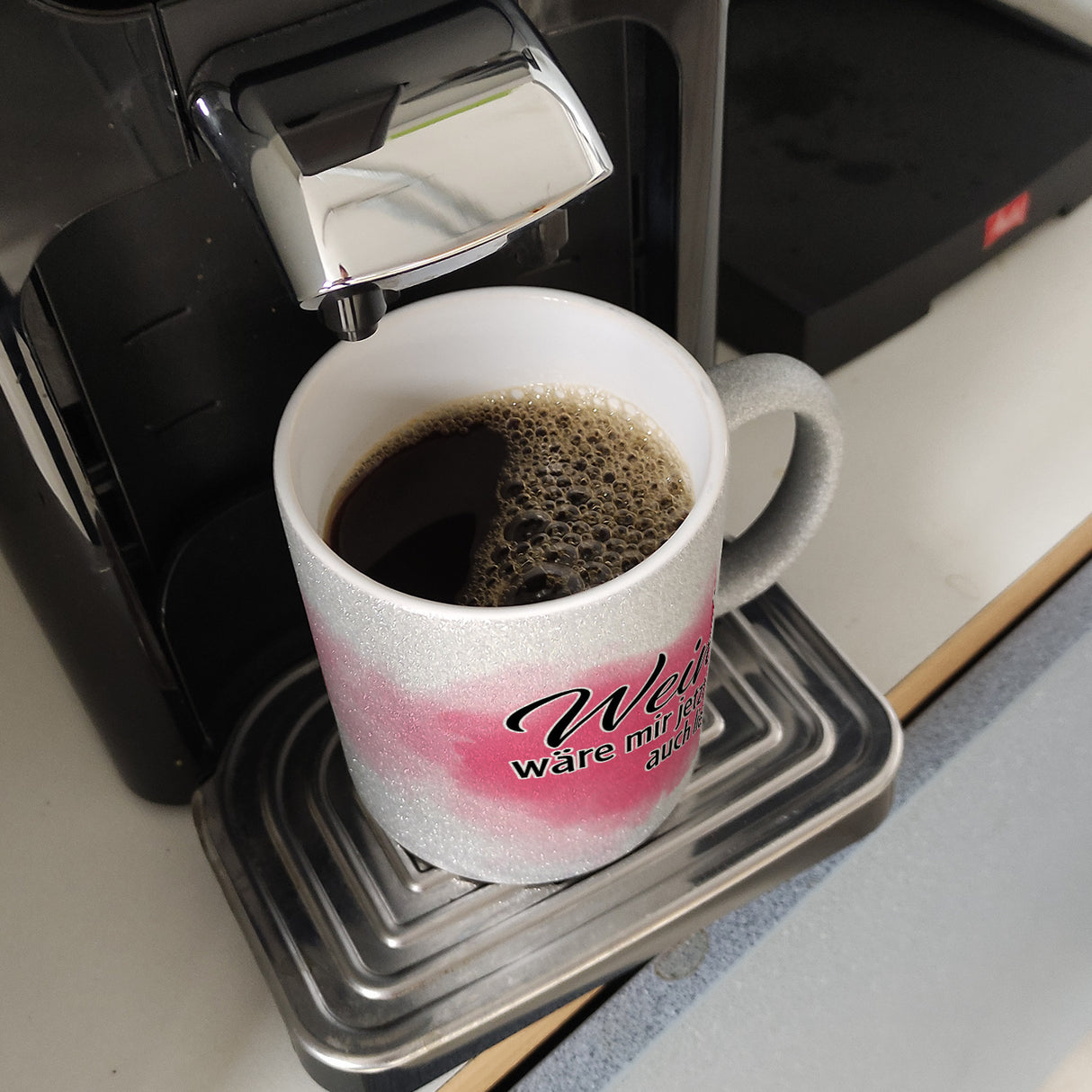 Wein wäre mir jetzt auch lieber - Kaffeebecher mit Weinglasmotiv