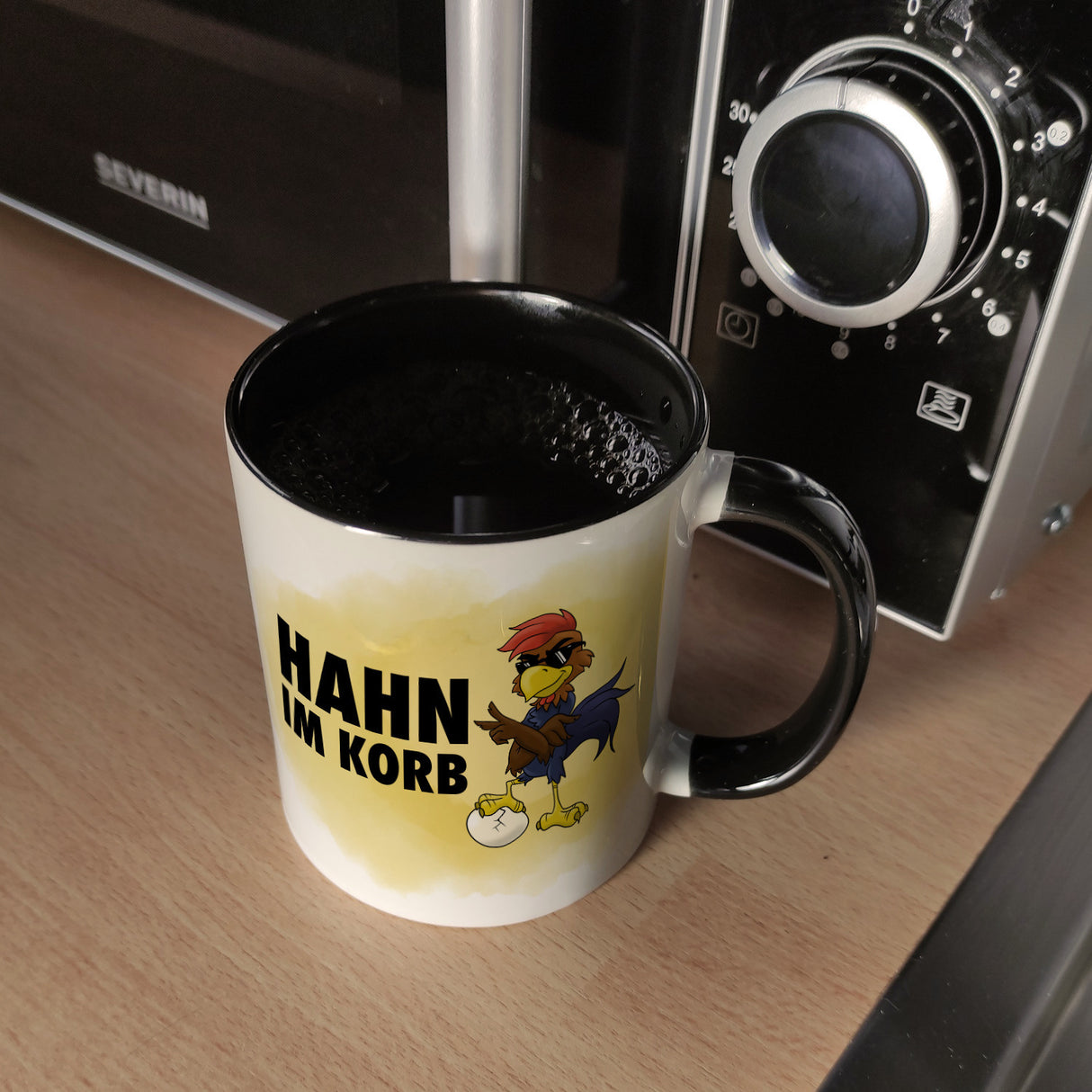 Hahn im Korb - Kaffeebecher mit coolem Cartoon-Hahn