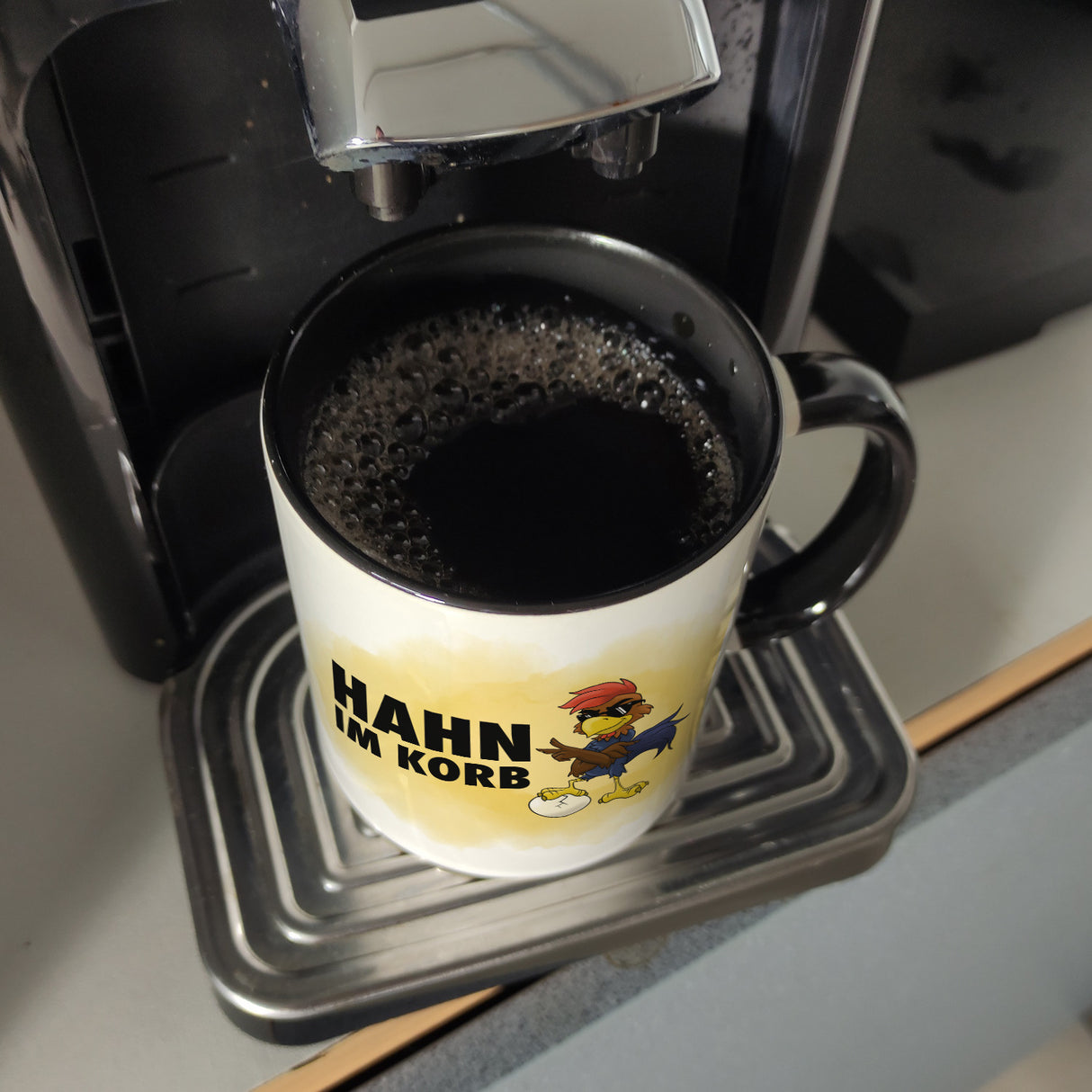 Hahn im Korb - Kaffeebecher mit coolem Cartoon-Hahn