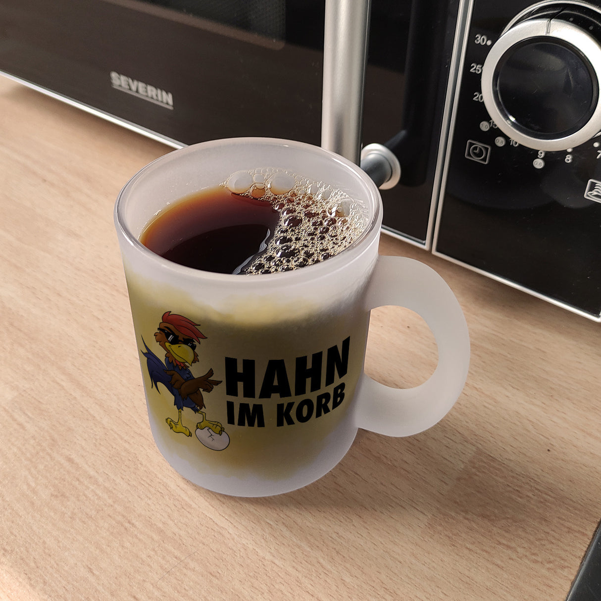 Hahn im Korb - Kaffeebecher mit coolem Cartoon-Hahn