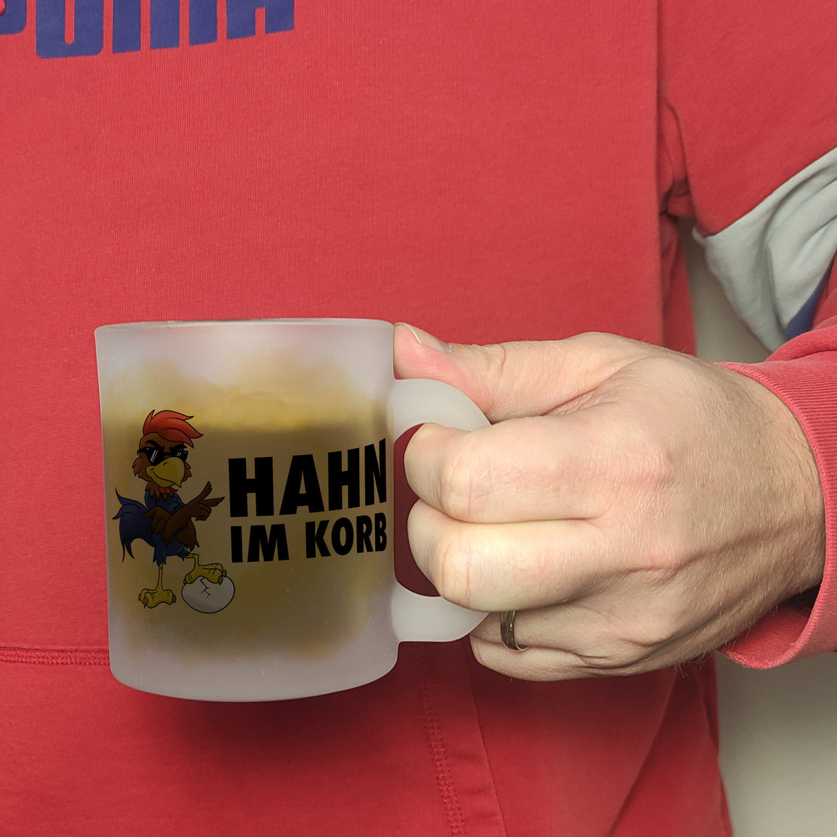 Hahn im Korb - Kaffeebecher mit coolem Cartoon-Hahn