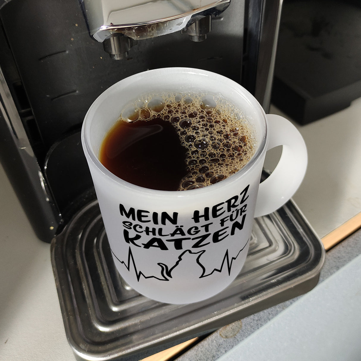 Mein Herz schlägt für Katzen Kaffeebecher mit süßem EKG Motiv