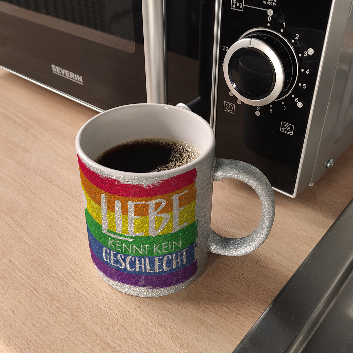 Liebe kennt kein Geschlecht Kaffeebecher mit Regenbogenflagge