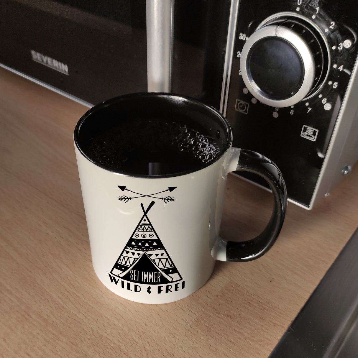 Sei immer wild & frei Kaffeebecher mit Zelt Motiv