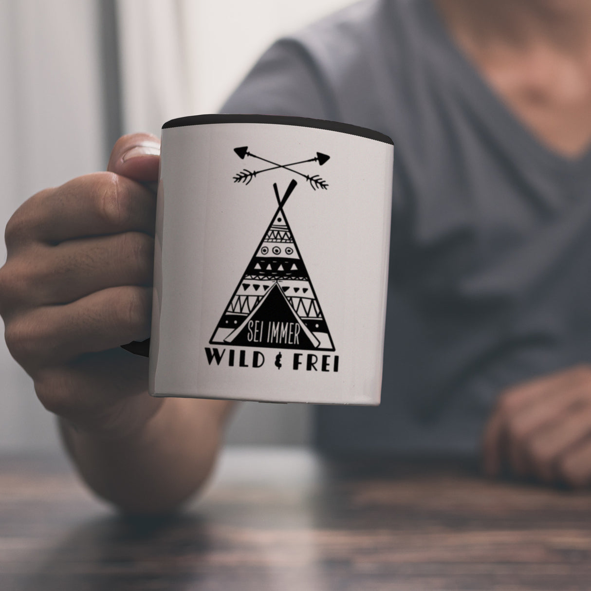 Sei immer wild & frei Kaffeebecher mit Zelt Motiv
