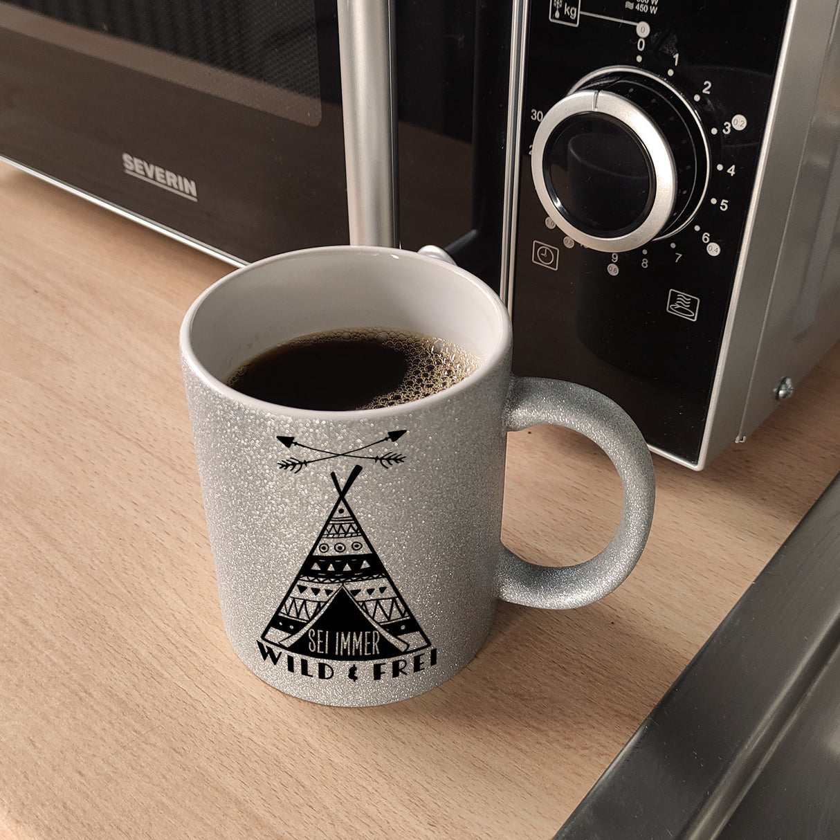 Sei immer wild & frei Kaffeebecher mit Zelt Motiv
