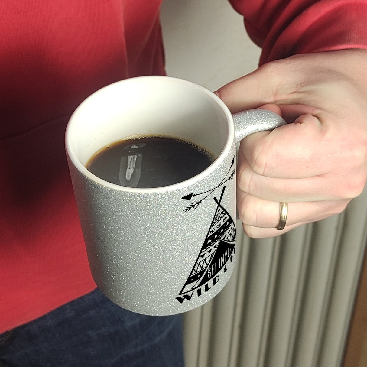 Sei immer wild & frei Kaffeebecher mit Zelt Motiv