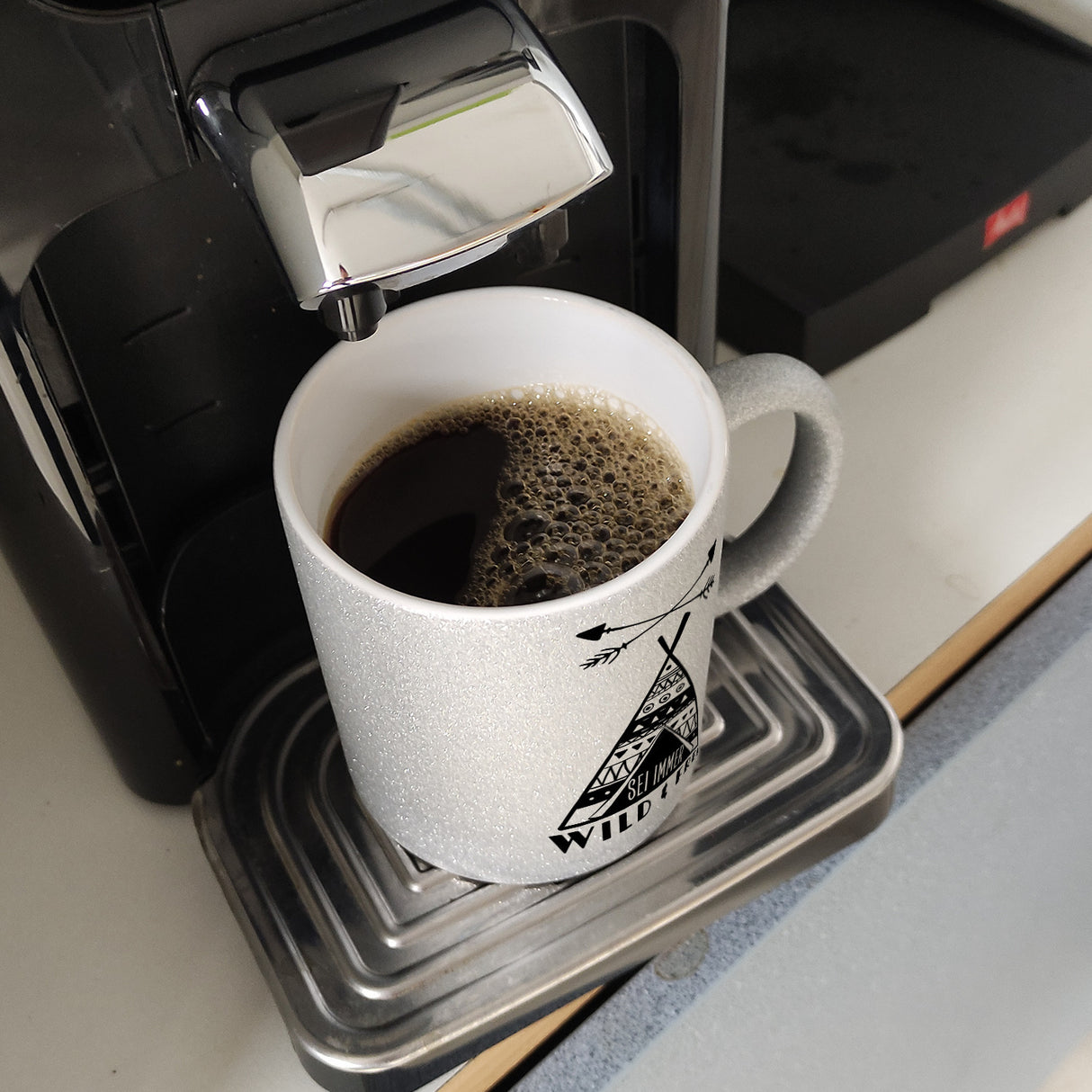 Sei immer wild & frei Kaffeebecher mit Zelt Motiv