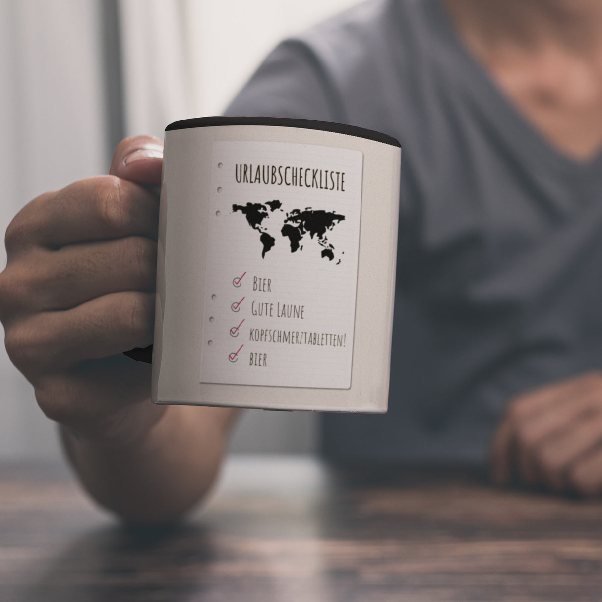 Kaffeebecher Urlaubscheckliste für Partyurlaub mit Weltkarte