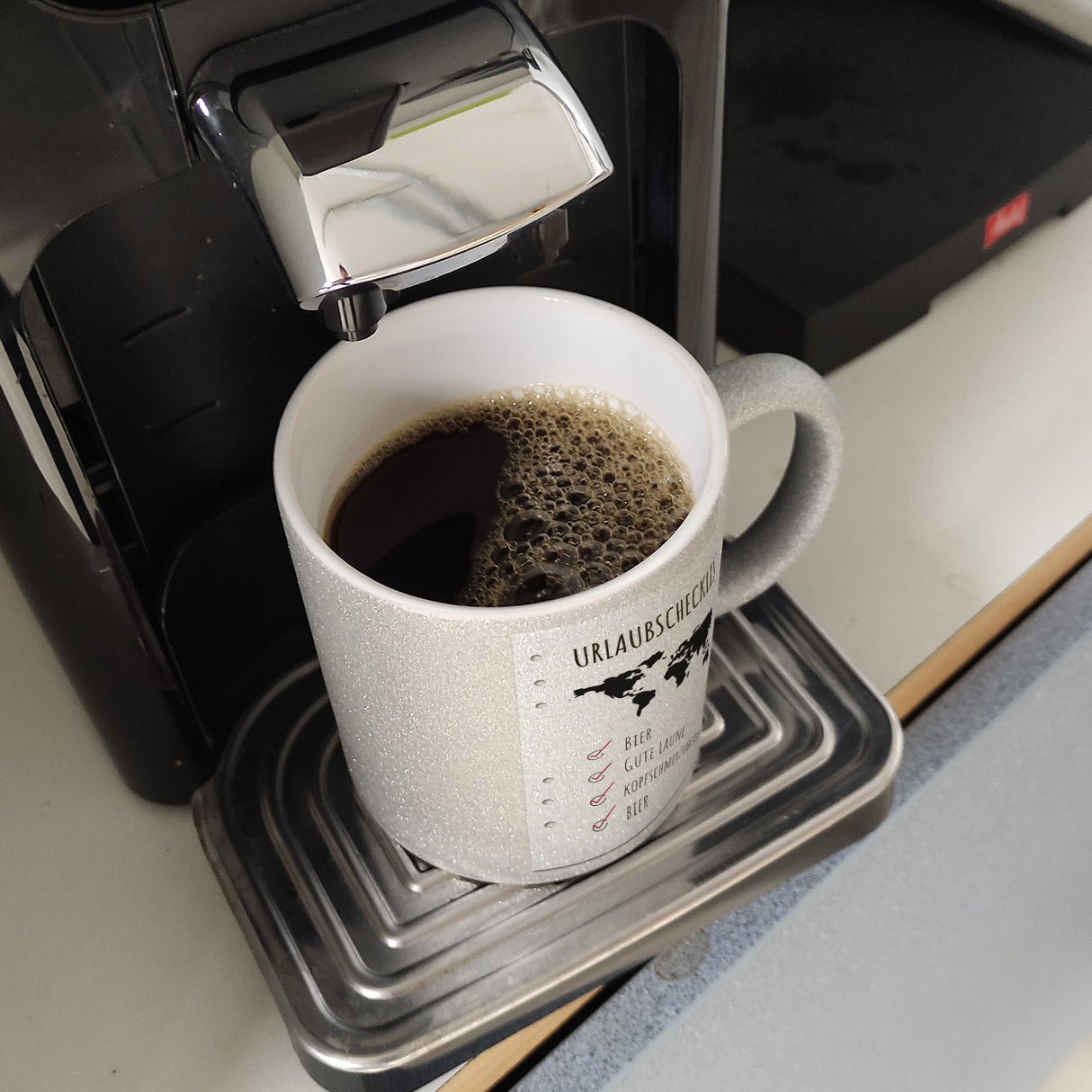 Kaffeebecher Urlaubscheckliste für Partyurlaub mit Weltkarte