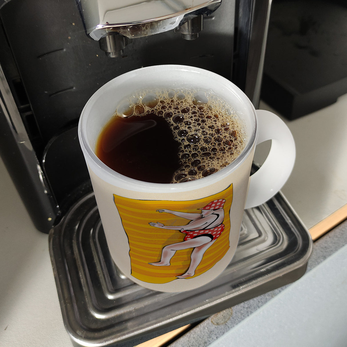 Kaffeebecher Urlaub ist, wenn man viel isst mit Strandmotiv und Spruch zum Thema Essen