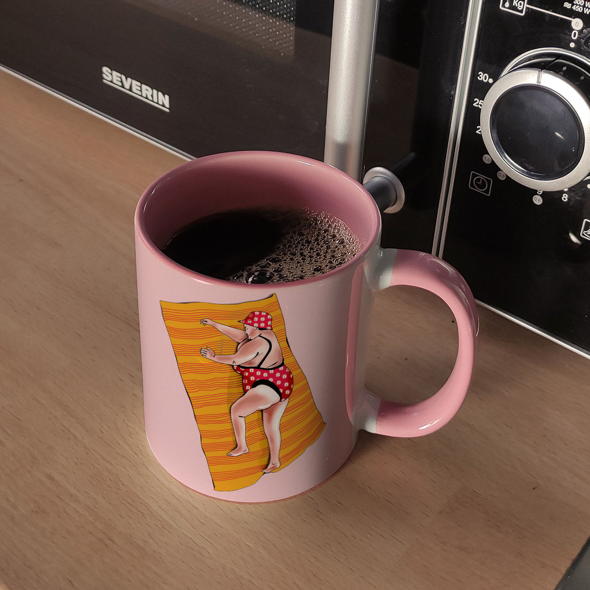 Kaffeebecher mit lustigem Spruch zum Thema Modelfigur und Comic-Dame im Badeanzug