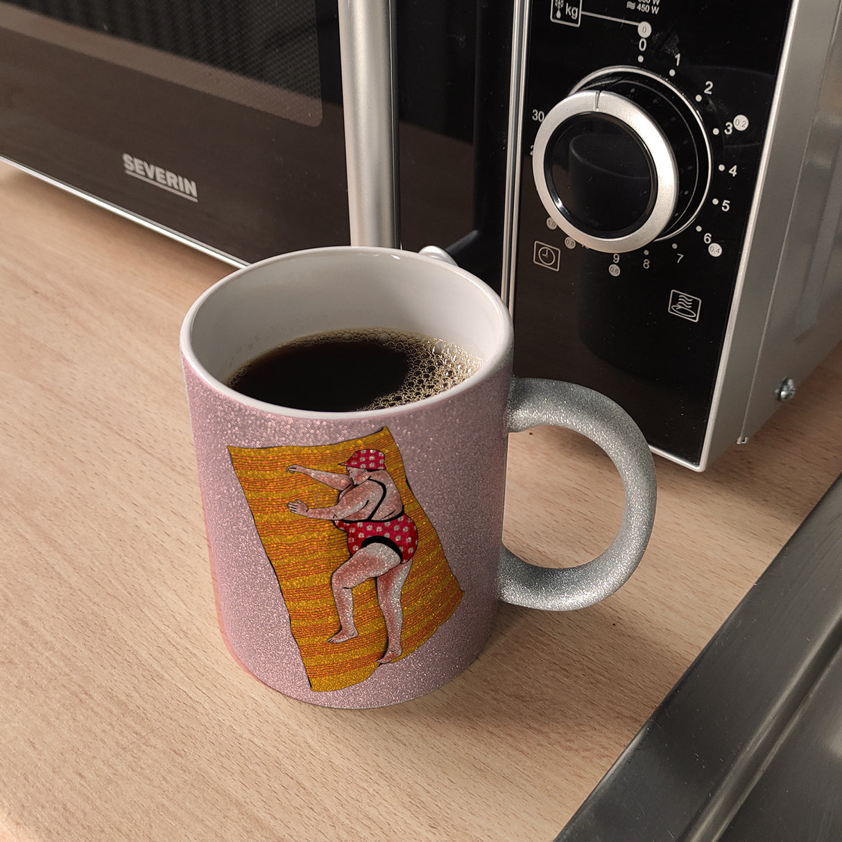 Kaffeebecher mit lustigem Spruch zum Thema Modelfigur und Comic-Dame im Badeanzug