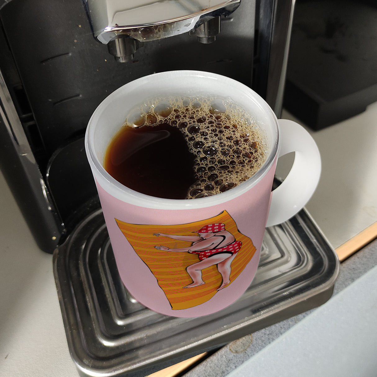 Kaffeebecher mit lustigem Spruch zum Thema Modelfigur und Comic-Dame im Badeanzug