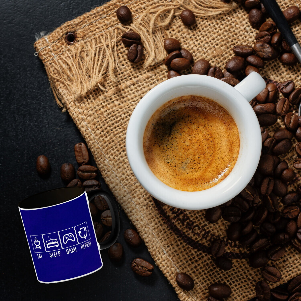 EAT, SLEEP, GAME, REPEAT Kaffeebecher mit blauem Hintergrund