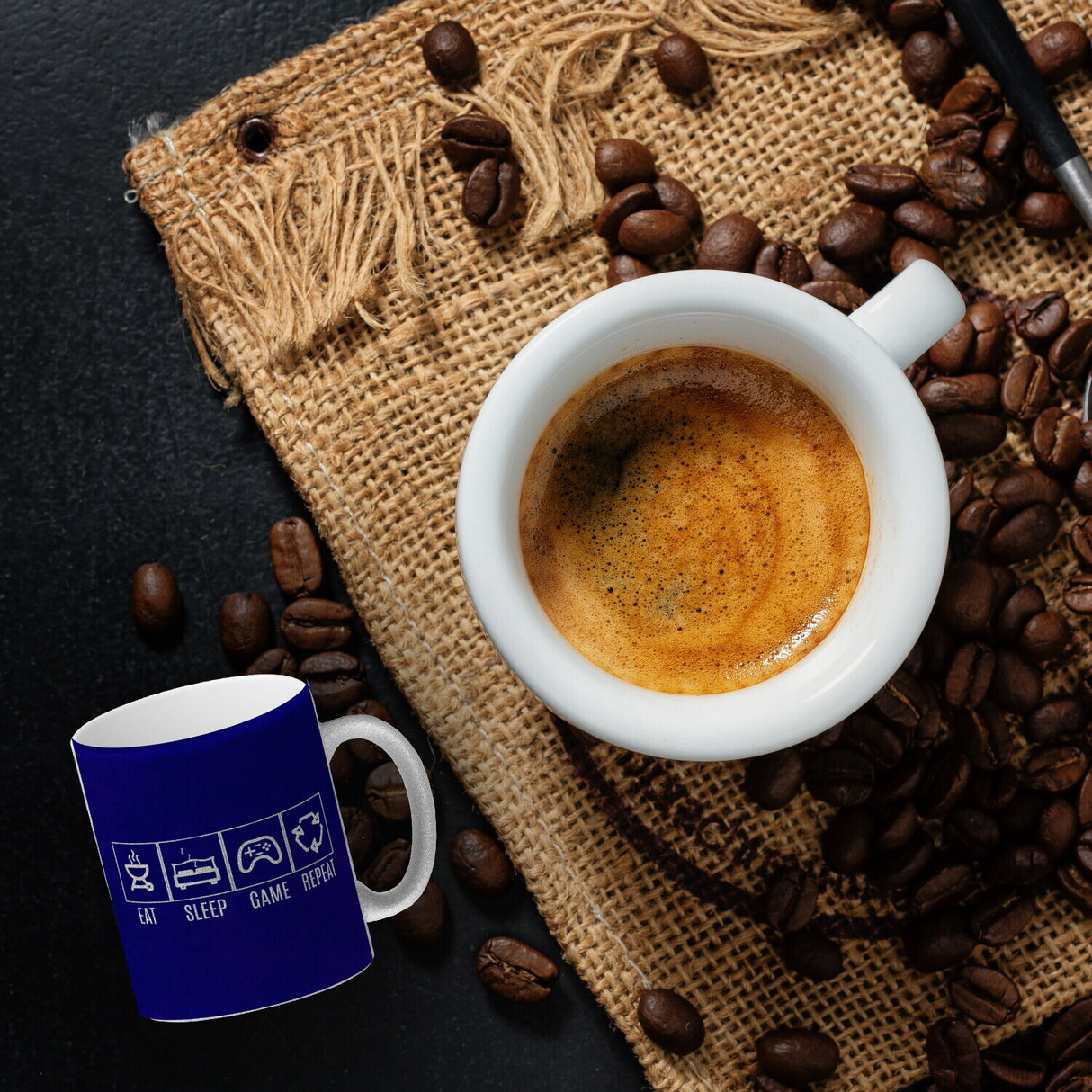 EAT, SLEEP, GAME, REPEAT Kaffeebecher mit blauem Hintergrund