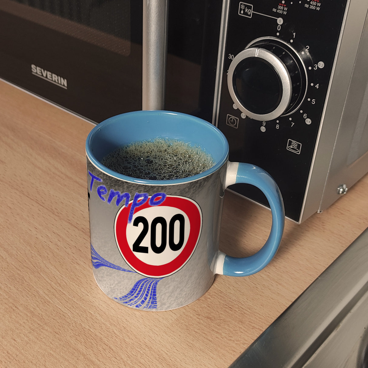 Kaffeebecher gegen Tempolimit - für 200 km/h bei Nässe auf Autobahn