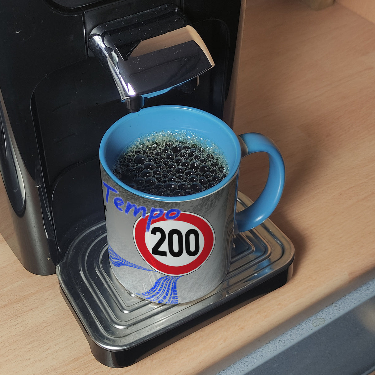 Kaffeebecher gegen Tempolimit - für 200 km/h bei Nässe auf Autobahn