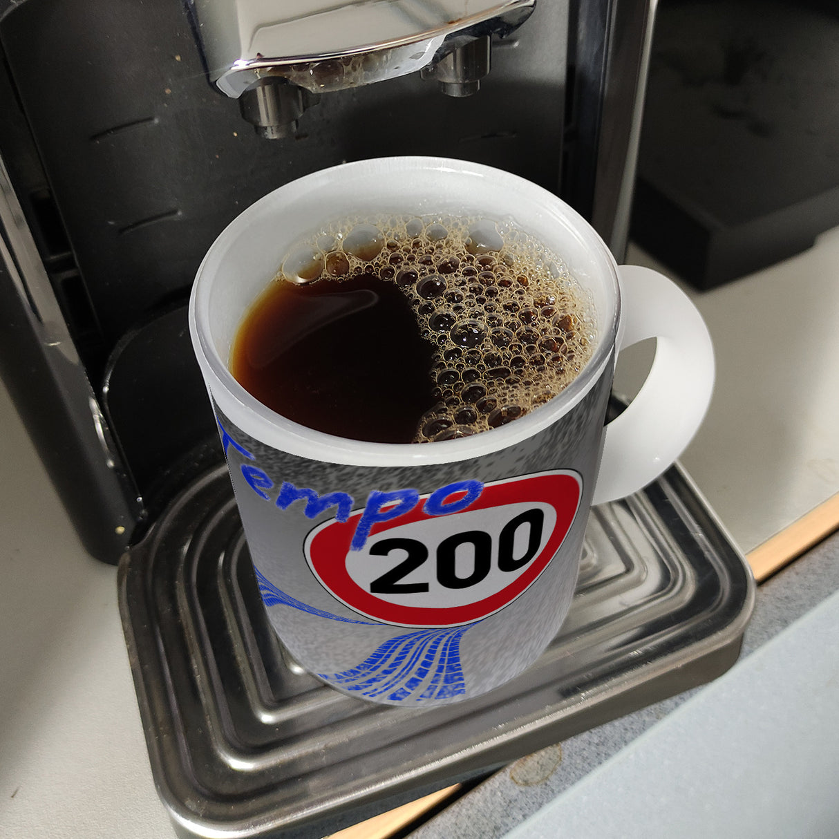 Kaffeebecher gegen Tempolimit - für 200 km/h bei Nässe auf Autobahn