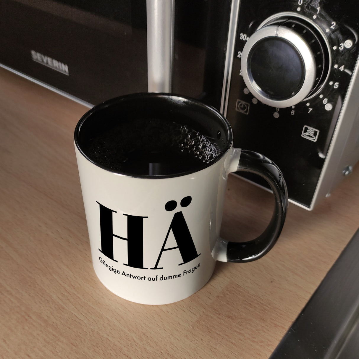 Kaffeebecher mit lustigem Spruch - HÄ: Gängige Antwort auf dumme Fragen