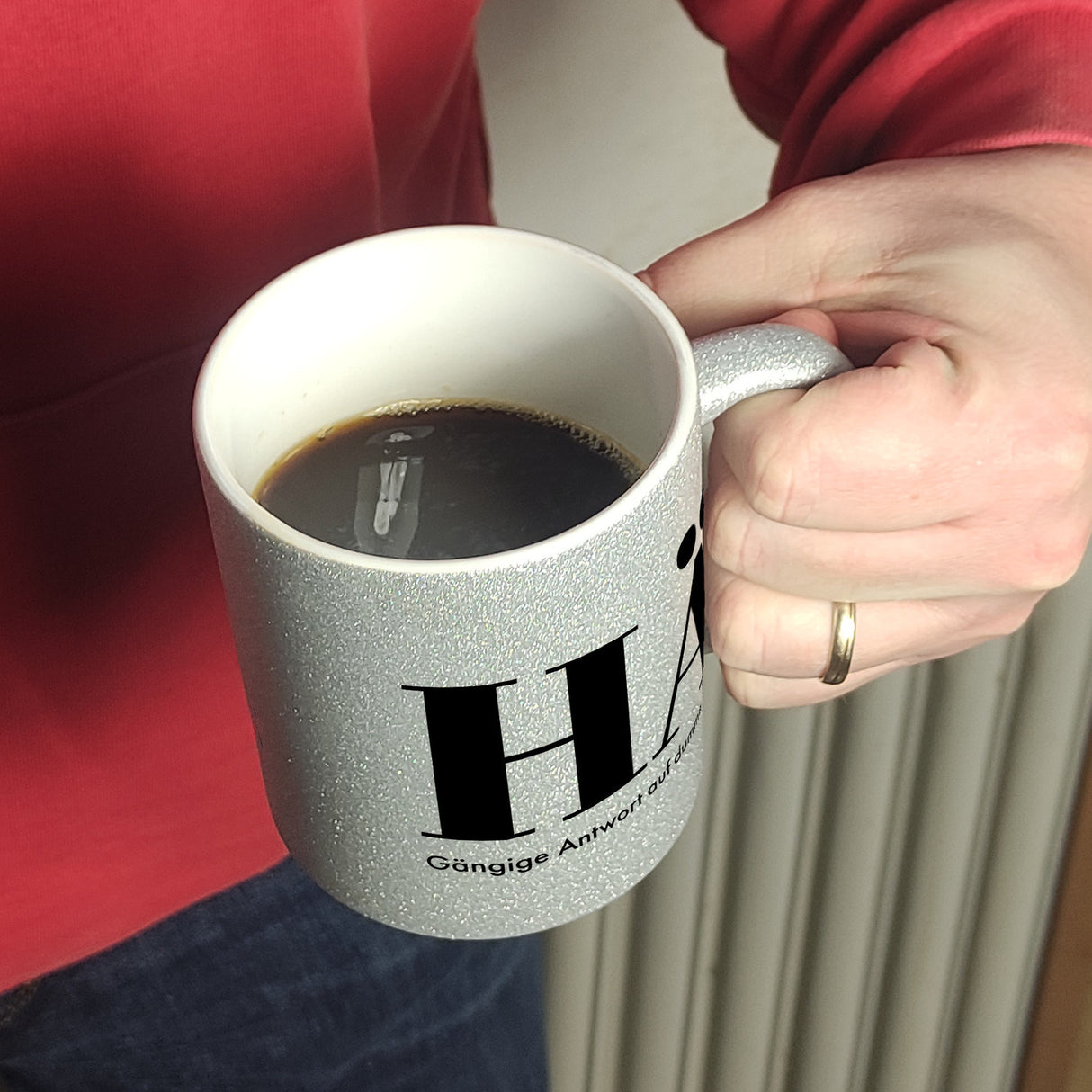 Kaffeebecher mit lustigem Spruch - HÄ: Gängige Antwort auf dumme Fragen