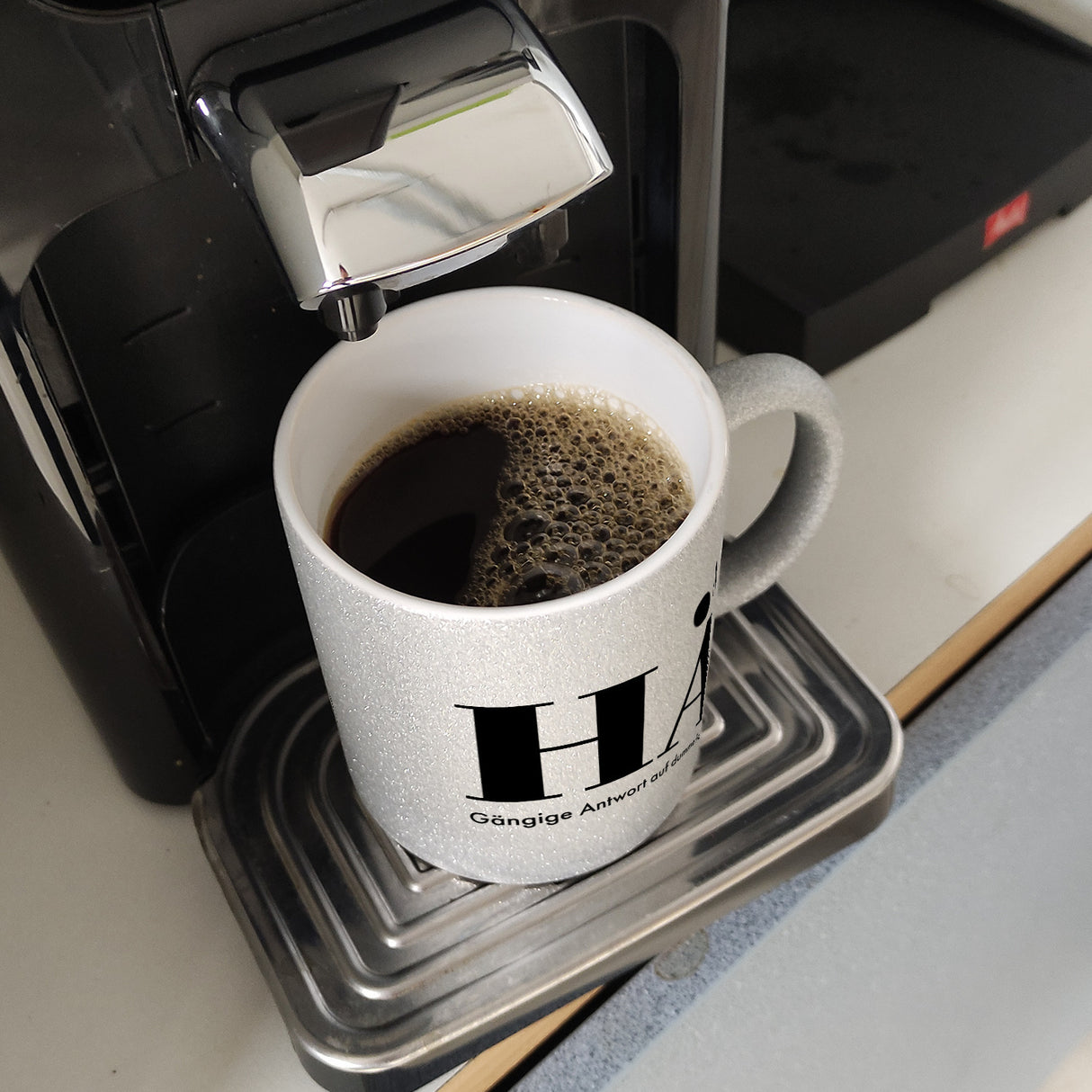 Kaffeebecher mit lustigem Spruch - HÄ: Gängige Antwort auf dumme Fragen