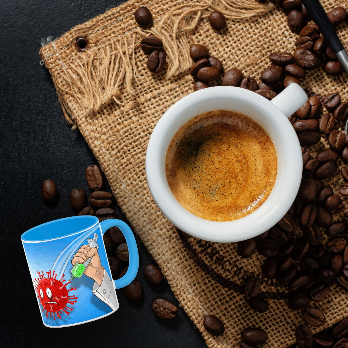 Kaffeebecher mit Virus und Spritzen Motiv - Geimpft! Lustiger Impfhumor